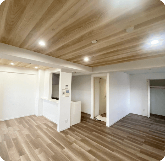 木目調のフローリングと天井