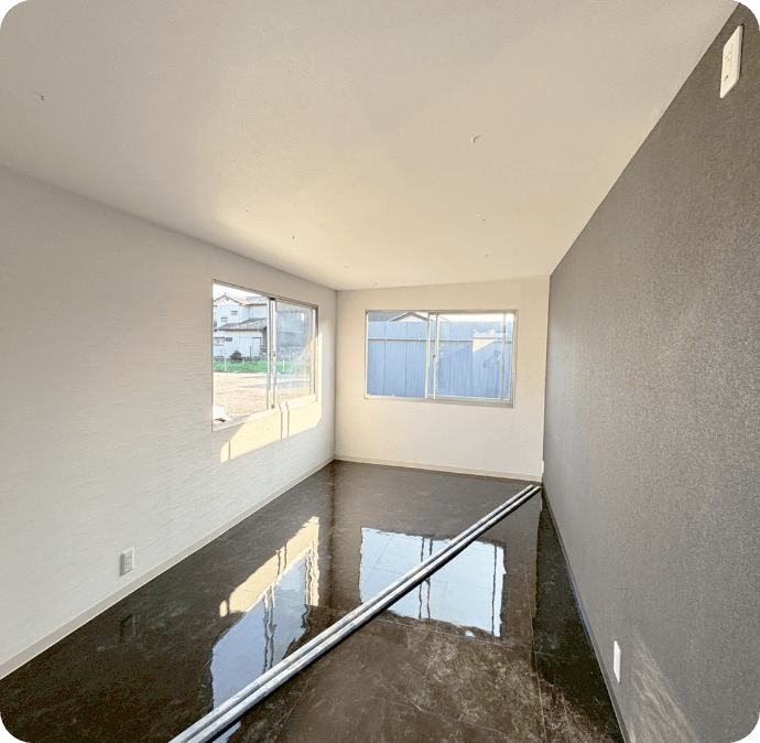 白とグレーの壁とタイルフローリング