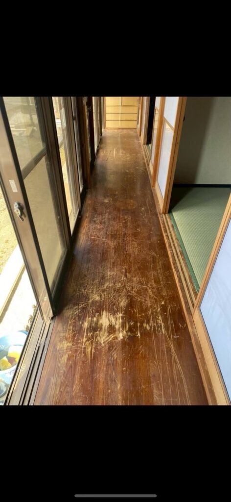 床材が剥がれてしまった一般住宅の廊下