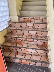 ピンクのタイル調の階段